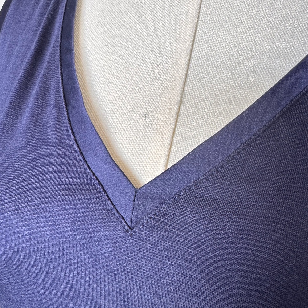 Banana Republic Women's Deep Navy V Neck Sleeveless Top Size Medium Petite - Picture 9 of 10